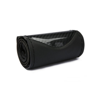 Husa volan cu ac si ata imitatie piele si carbon , marime M, culoare Negru Husa volan cu ac si ata imitatie piele si carbon , marime M, culoare Negru